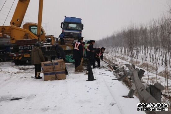 昌黎大隊(duì)雪夜快速處置五起事故保道路暢通